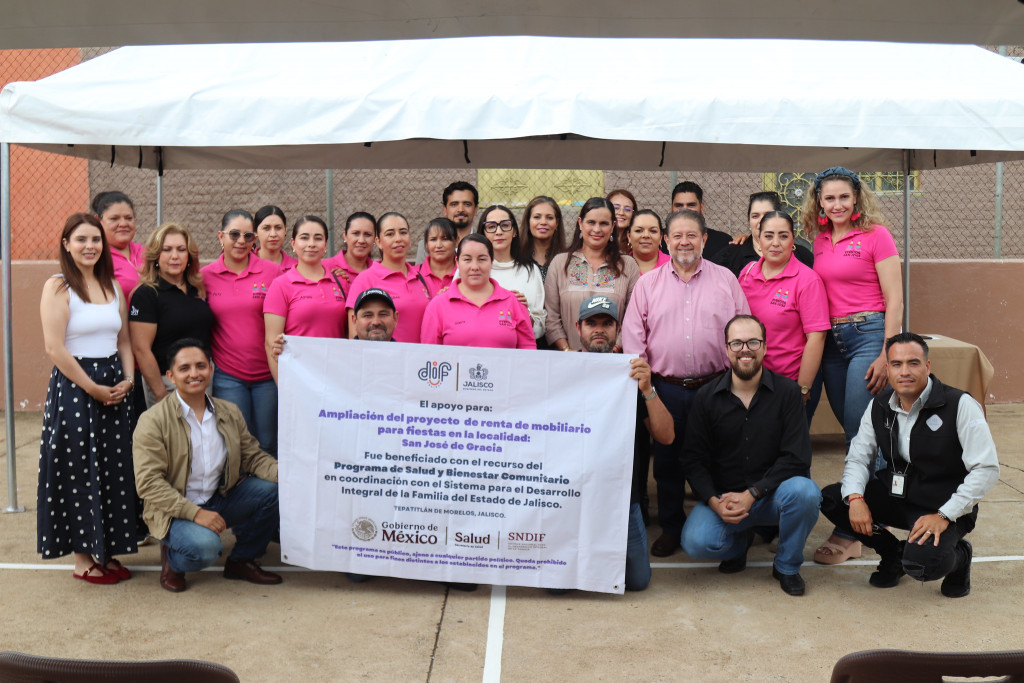 Foto oficial, autoridades y beneficiarios del grupo