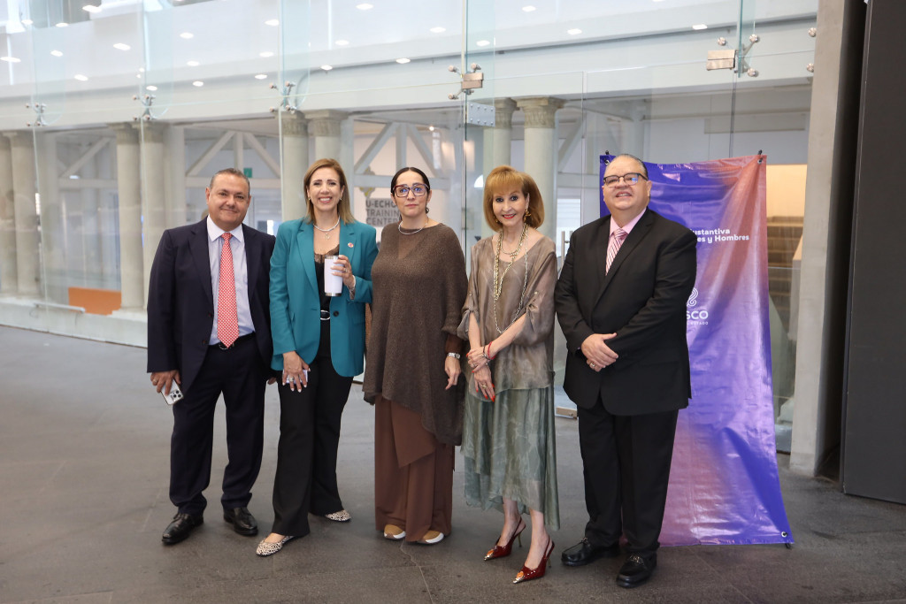 Diana Vargas junto a integrantes de la Junta Estatal