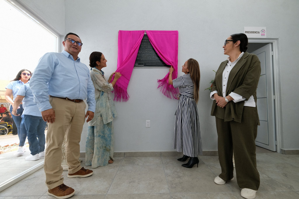 Maye Villa y Pdta. de DIF Ojuelos develan placa inaugural de nuevas instalaciones del DIF observa Diava Vargas y Presidente Municipal
