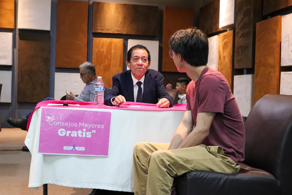 Adulto mayor dando consejo a un adolescente