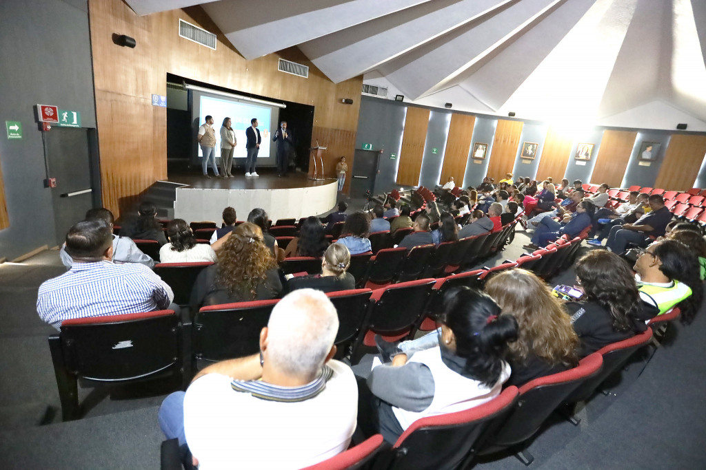 Asistentes a la capacitación al fondo se observa a las autoridades en presidium