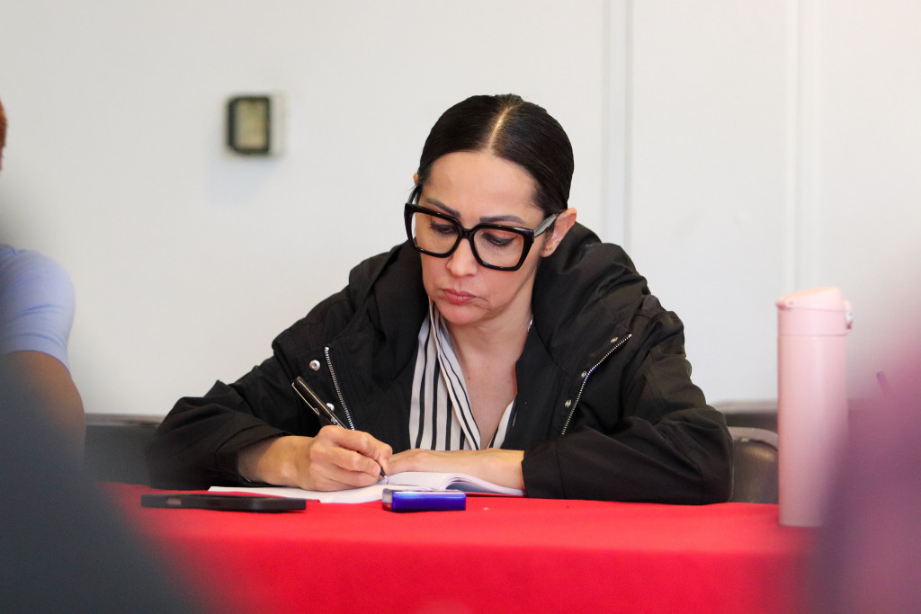 Diana Vargas en mesa de trabajo realizando apuntes en un cuaderno