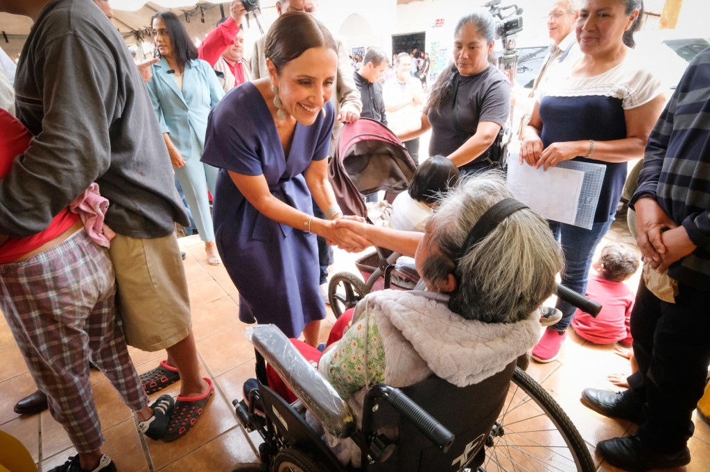 Maye Villa de Lemus, Presidenta de DIF Jalisco compartiendo con la población que fue a la Brigada Yo Jalisco en Atengo