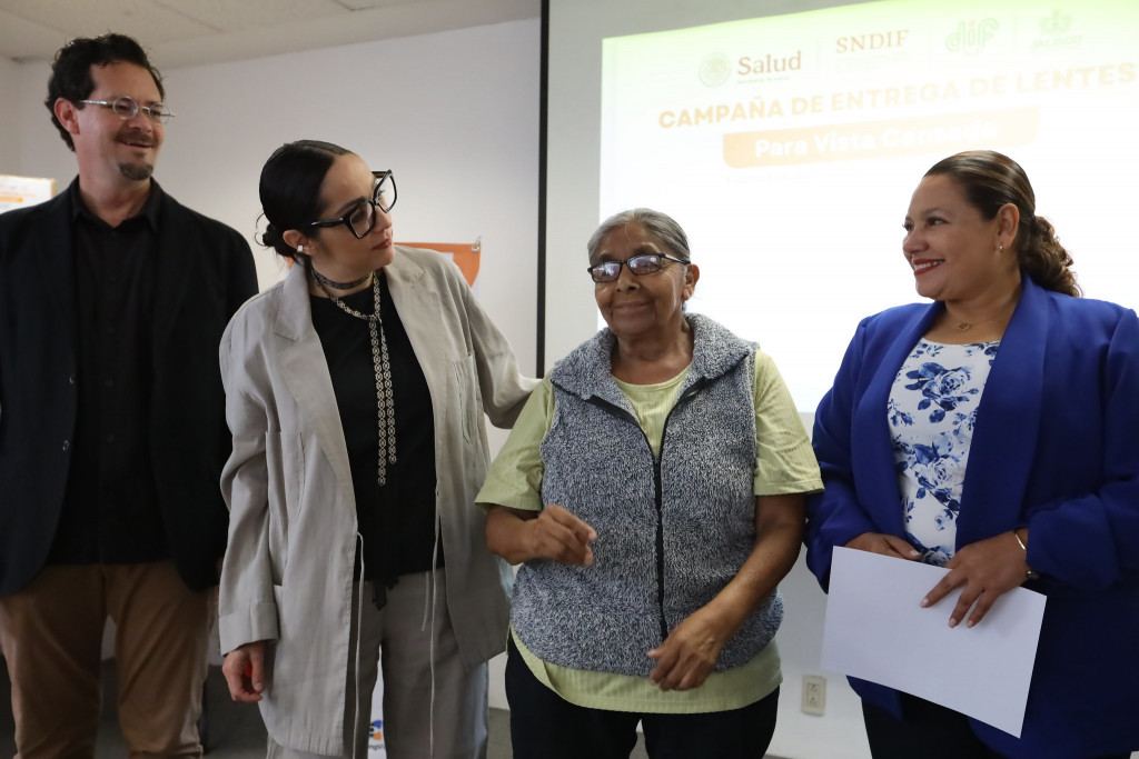 Autoridades junto a beneficiaria con los anteojos colocados