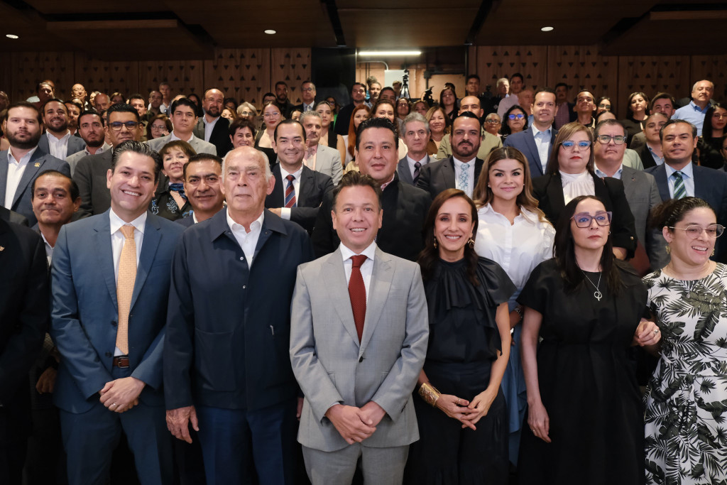 Foto oficial al frente autoridades junto al gobernador, detrás de ellos representantes del sector emprearial