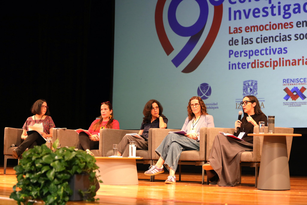 Directora General Diana Vargas expone y junto a ella se encuentran sentadas 3 panelistas y la moderadora