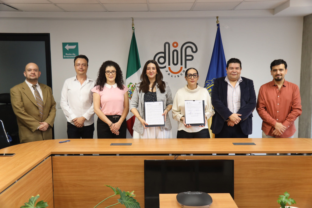 Autoridades muestran el convenio firmado