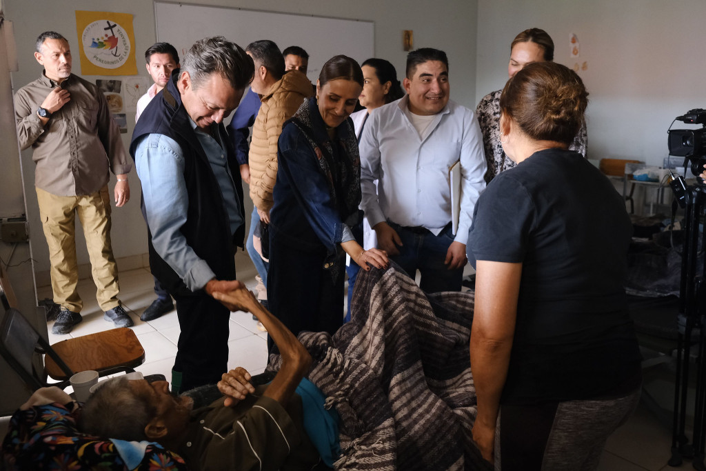 Gobernador Pablo Lemus y Maye Villa presidenta de DIF Jalisco dialogan con adulto mayor atendido en el Refugio Temporal activado