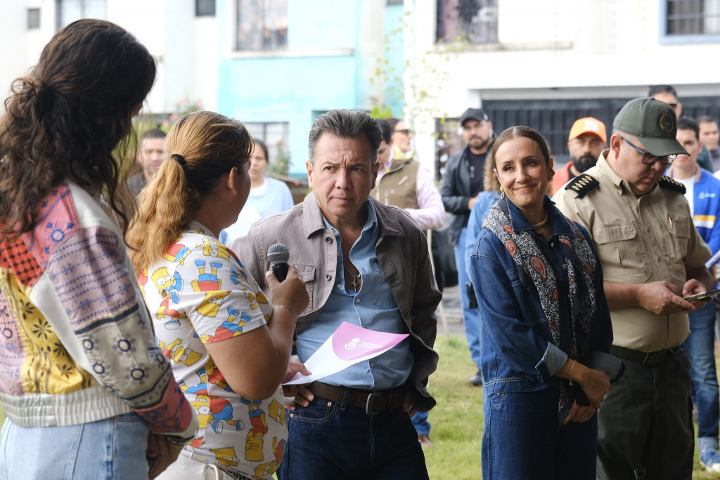 Vecina afectada habla frente al gobernador y la presidenta de DIF Jalisco junto a Coordinadora de Desarrollo Social Andrea Blanco y Comandante de Protección Civil Sergio Ramírez