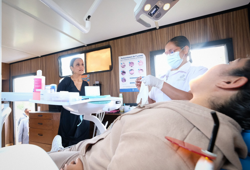 Maye Villa al interior del consultorio dental observa la atención brindada