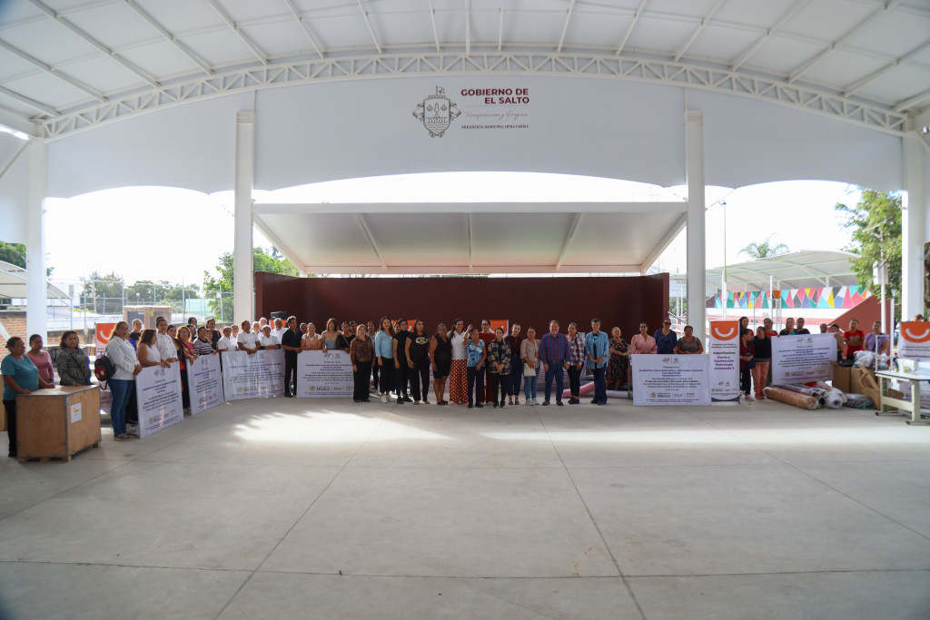 Autoridades de DIF Jalisco y beneficiarios de la entrega de insumos a Grupos de Desarrollo Comunitario en el municipio de El Salto