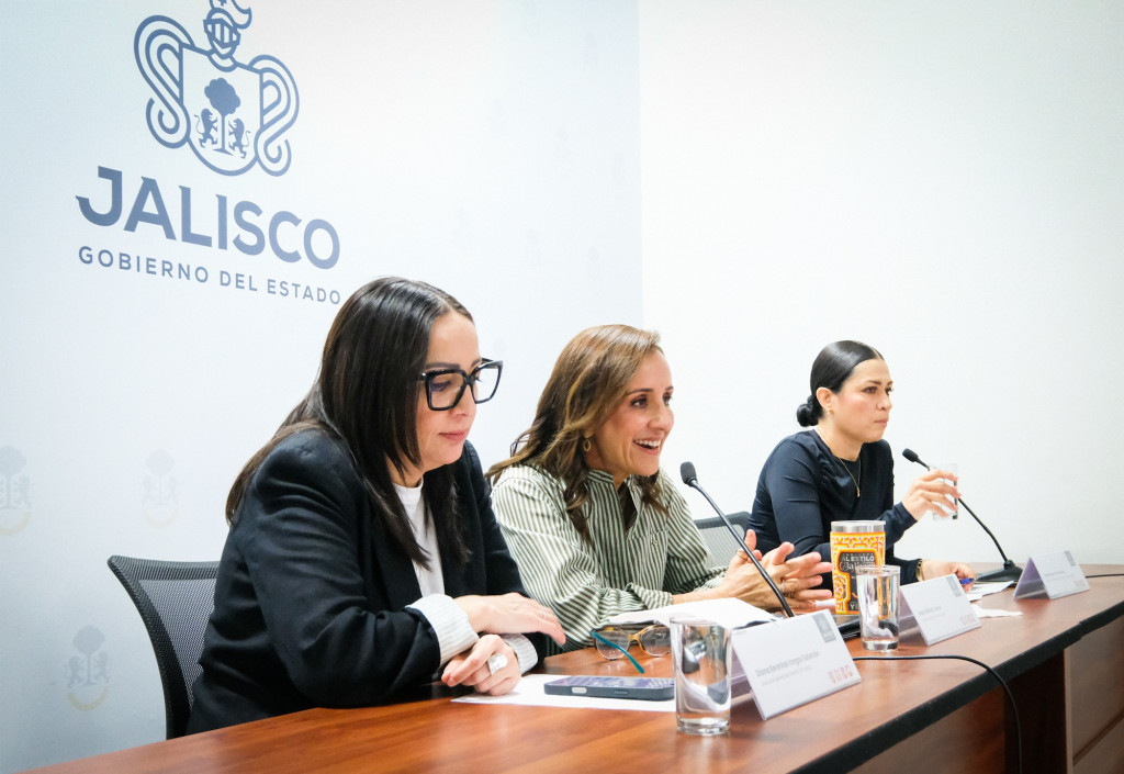 Autoridades en mesa de presidium