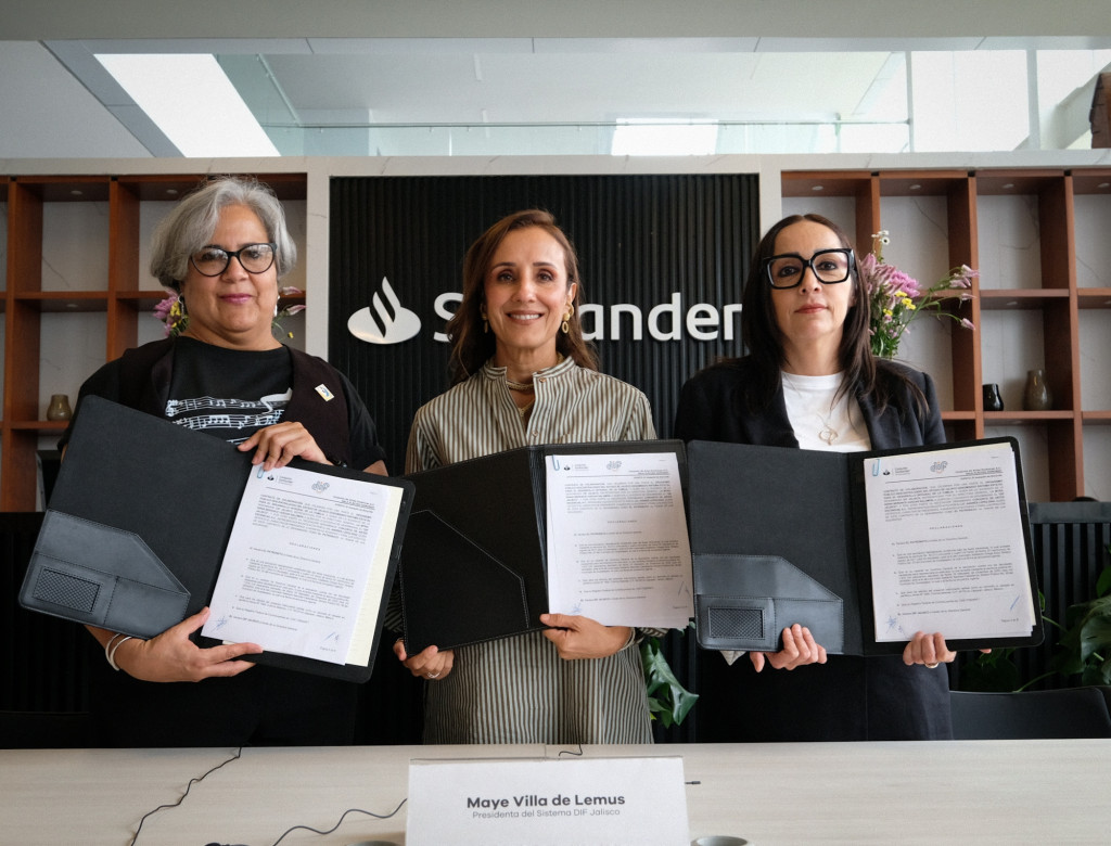 Maye Villa de Lemus; Presidenta de DIF Jalisco, Diana Vargas Salomón; Directora General y María Luisa Meléndrez; Directora del Conjunto Santander estrechando lazos en favor de Cien Corazones