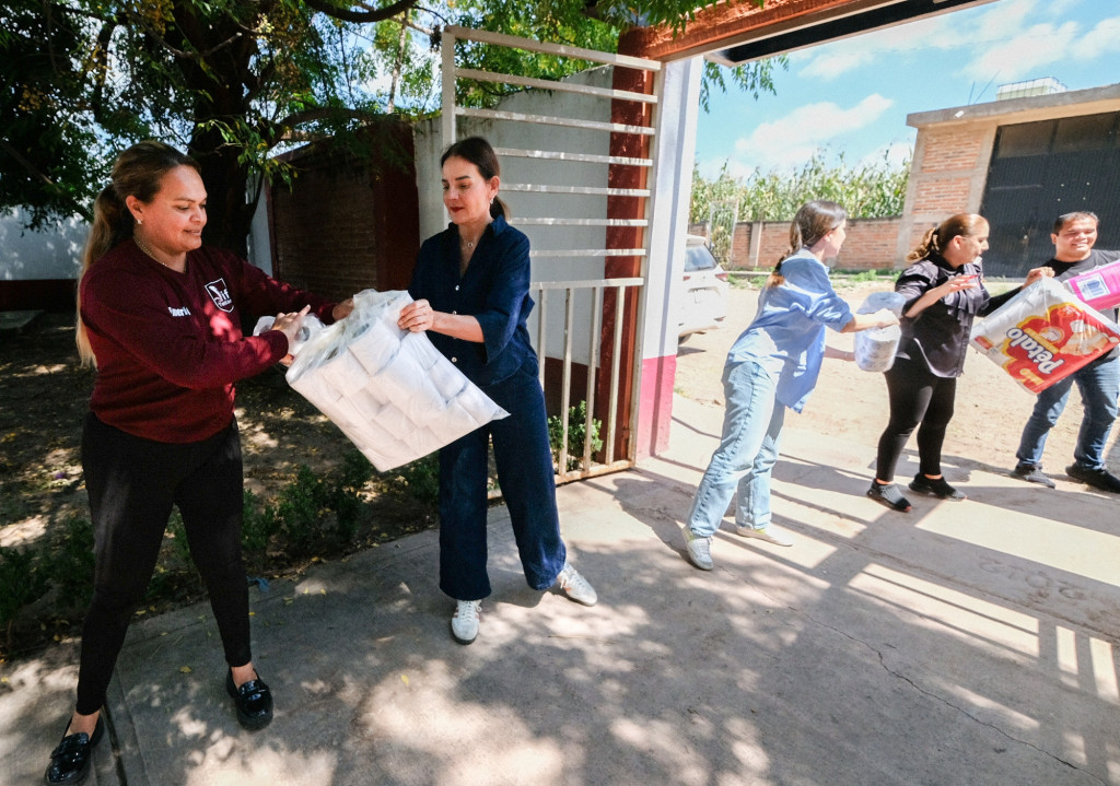 Autoridades de DIF Jalisco y DIF municipal trabajando en apoyos de las familias afectadas por las inundaciones de Tototlán