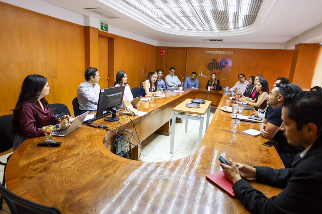 Representantes de DIF Nacional y DIF Jalisco en reunión de trabajo tras jornada de trabajo en municipios del Estado