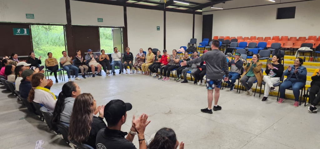 Personal de DIF Jalisco que trabaja en atención a violencias en actividad del taller de contención bienestar que se brindó a profesionistas de Trabajo Social, Psicología y Jurídico