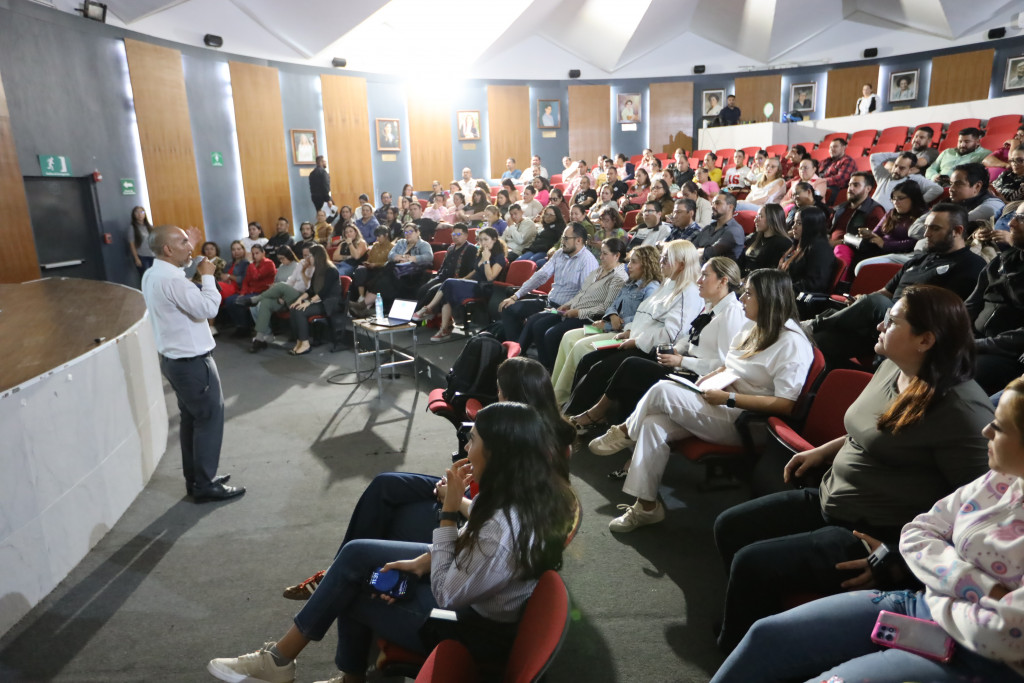 Personal de DIF Jalisco atentos a la capacitación Protocolo Cero impartida por personal de la SISEMH para generar entornos libres de violencia