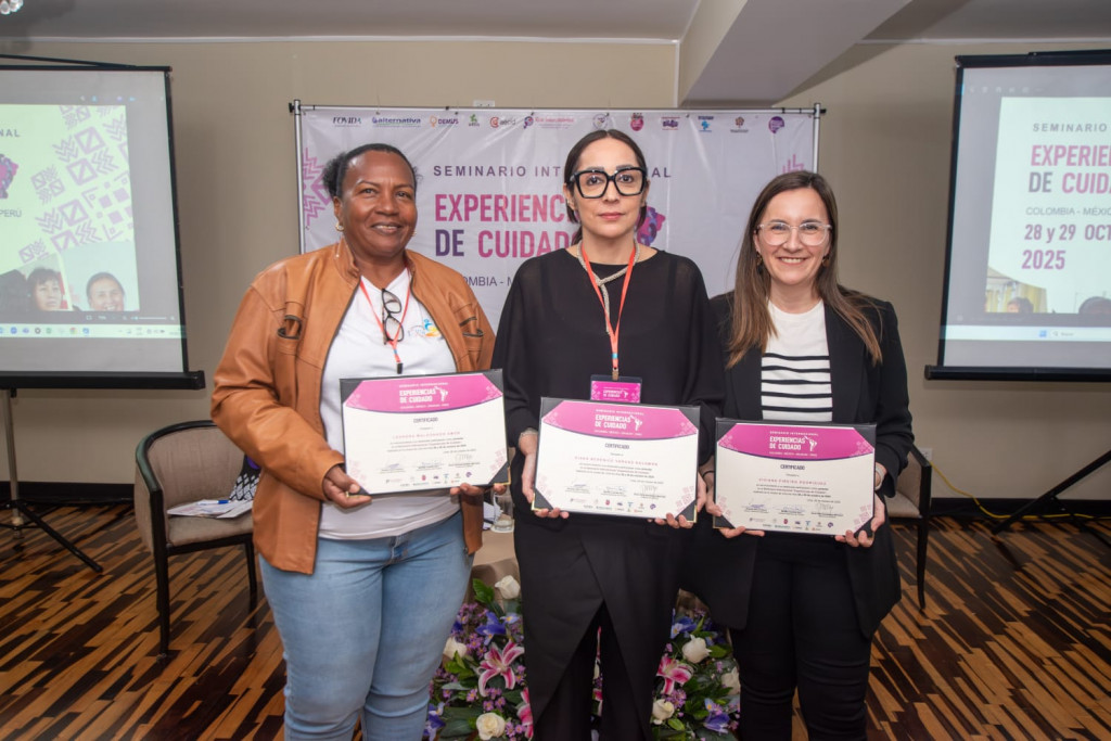 Diana Vargas Salomón, Directora General de DIF Jalisco junto a otras de las participantes del Seminario Internacional “Experiencias de Cuidado”, celebrado en Lima, en Perú