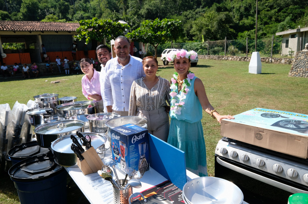 Maye Villa junto a autoridades municipales de Cabo Corrientes detrás del equipamiento de la cocina