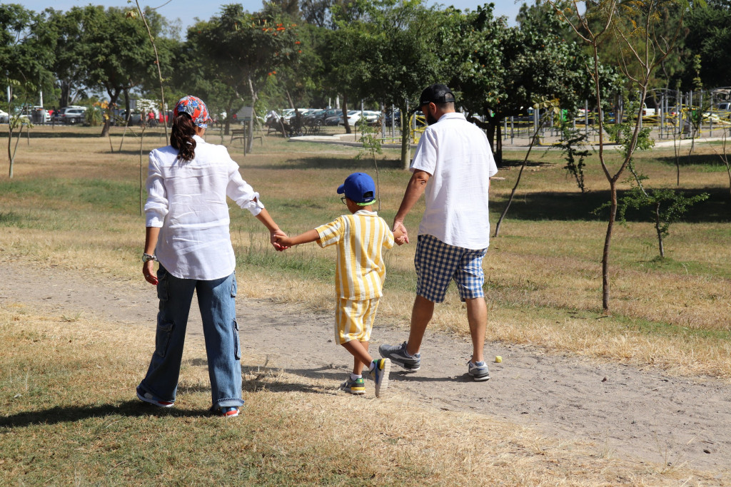 Familias conviviendo durante la conmemoración del Día Mundial de la Adopción