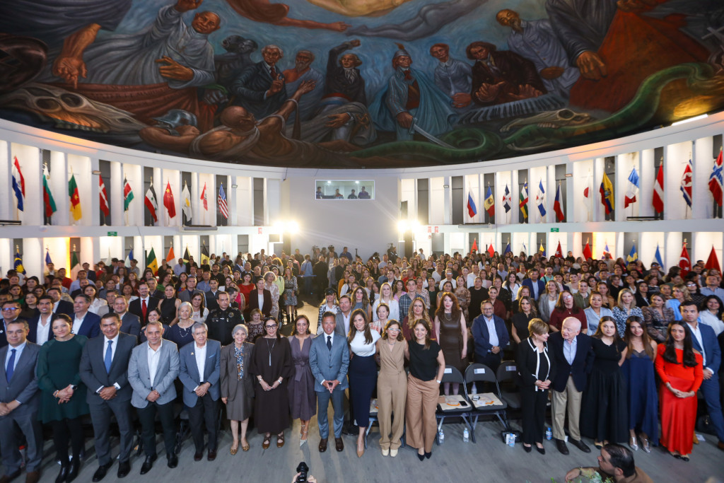 Foto oficial Maye Villa, Pablo Lemus y Diana Vargas al frente junto al gabinete estatal y detrés de ellos las y los asistentes al informe