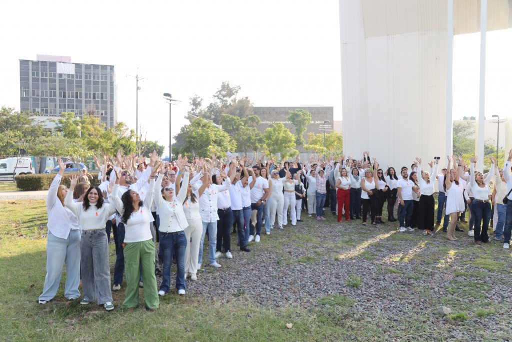 Personal administrativo de DIF Jalisco haciendo la forma de un lazo humano contra la violencia