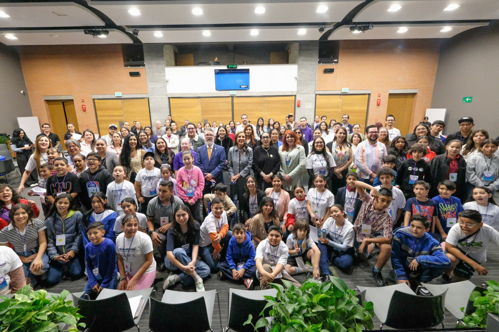 Foto oficial autoridades niñas, niños, adolescentes y padres de familia