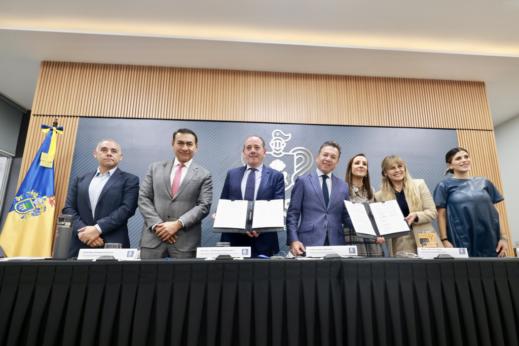 Foto oficial de autoridades mostrando el convenio firmado