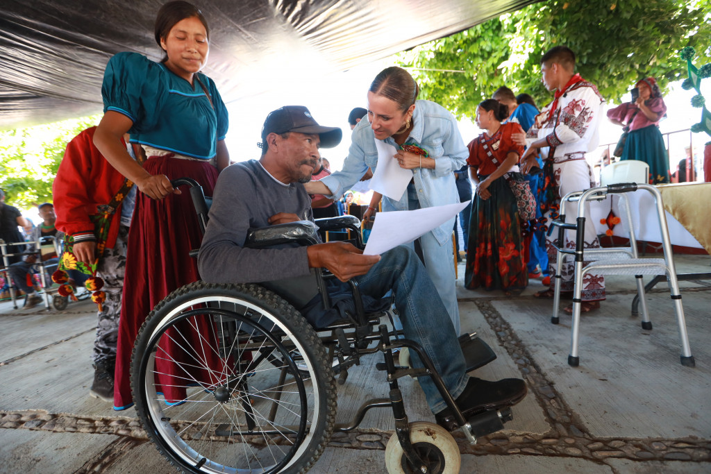 Maye Villa platica con beneficiario de silla de ruedas