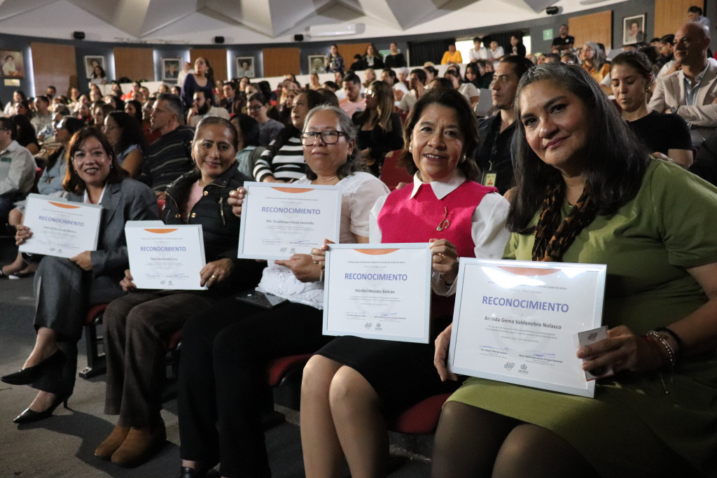 Colaboradoras sentadas en primera fila muestran su reconocimiento