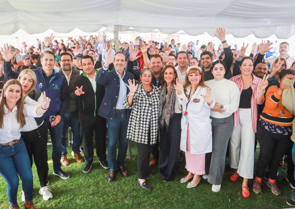 Foto oficial con autoridades y personas atendidas en Brigada