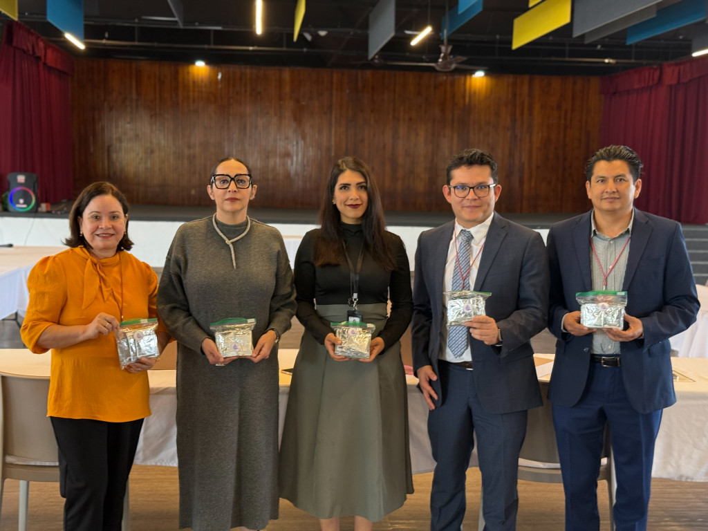 Autoridades de DIF Jalisco, personal de Hogar Cabañas y autoridades de la UdeG en la entrega de la donación de leche humana en polvo para niñas y niños lactantes de este Hogar