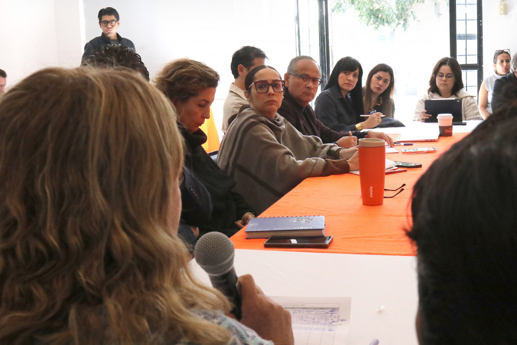 Autoridades junto a Diana Vargas y Secreatio de salud, escuchan atentos a una madres buscadora que habla al micrófono