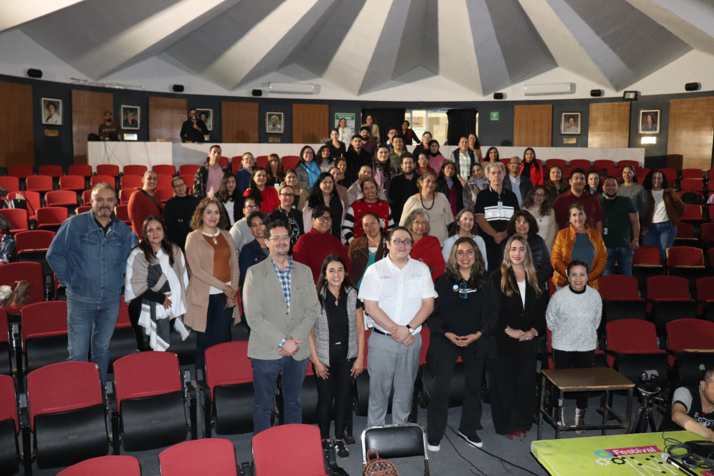 León Delgadillo Rosas, Subdirector General Operativo junto a las y los participantes del curso de Red Estatal de profesionales de psicología, en la clausura 2025