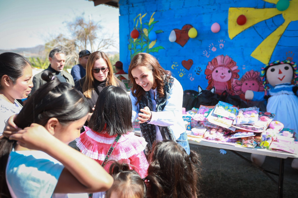 entrega Maye Villa cenas navideñas y juguetes en comunidad de Tlajomulco de Zúñiga