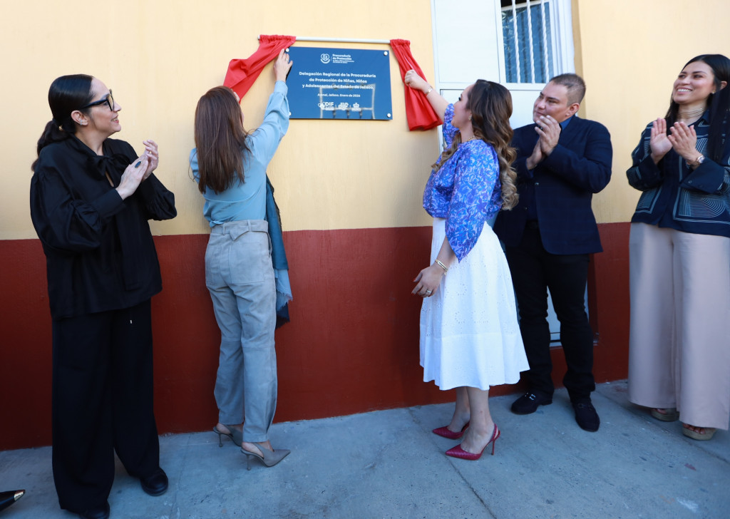 Develando la placa de la Delegación Regional Valles de Protección a las infancias y adolescencias con sede en El Arenal