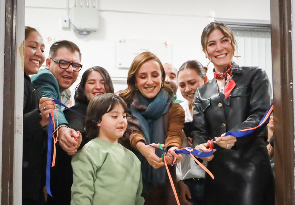 foto oficial corte de listón inaugural entre autoridades y un niño beneficiario