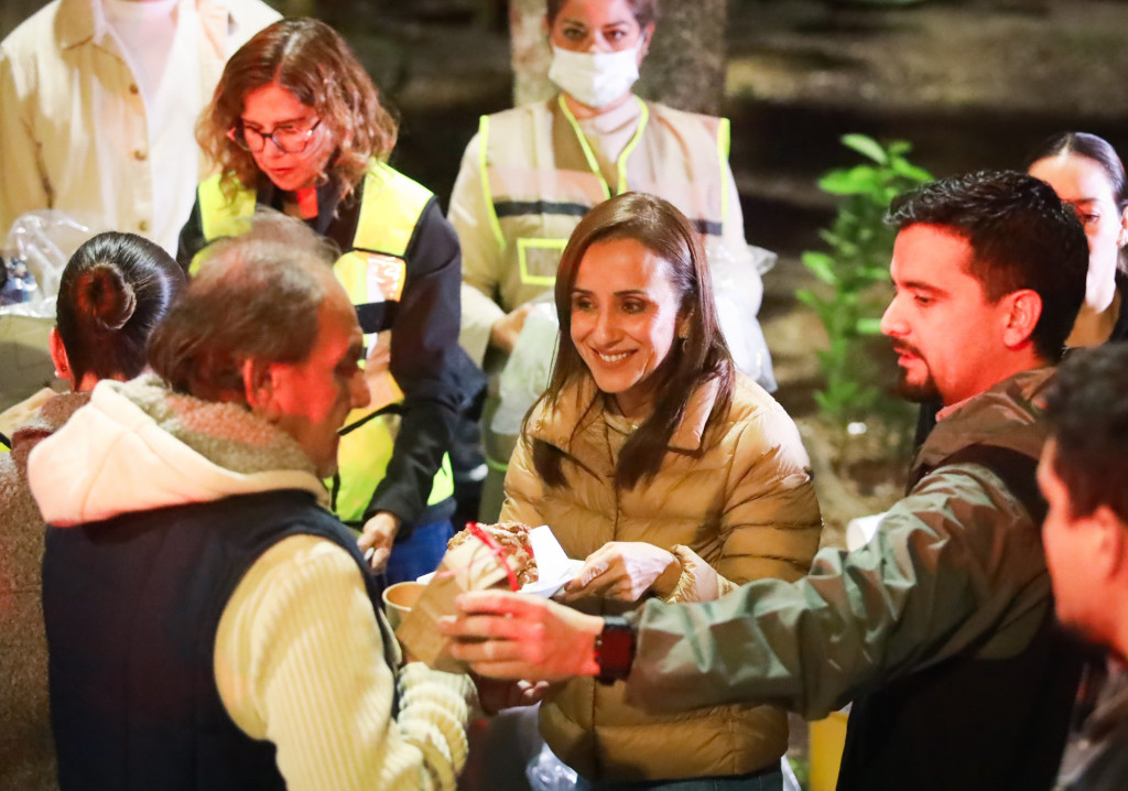 Maye Villa de Lemus, Presidenta de DIF Jalisco brindando alimentos y abrigo a personas en movilidad y situación de calle