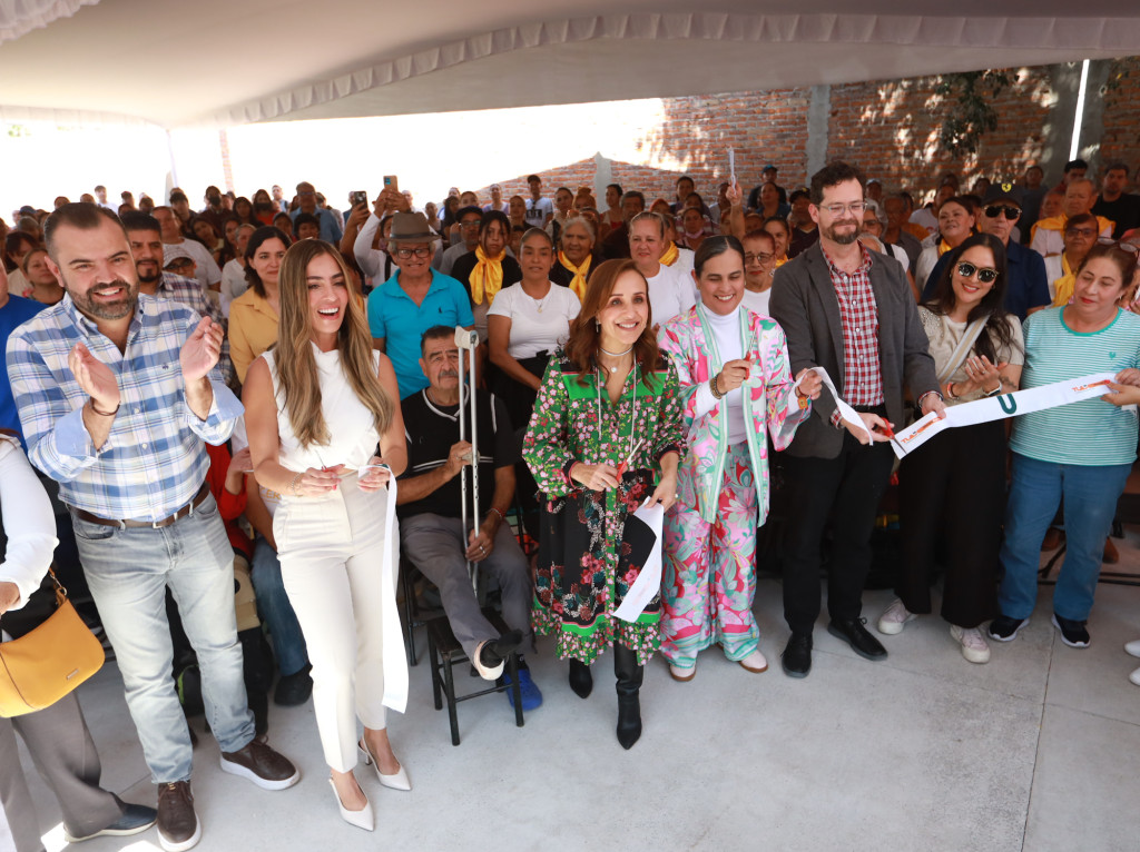 Foto oficial de autoridades cortando el listón inaugural en el CDC Los Cántaros