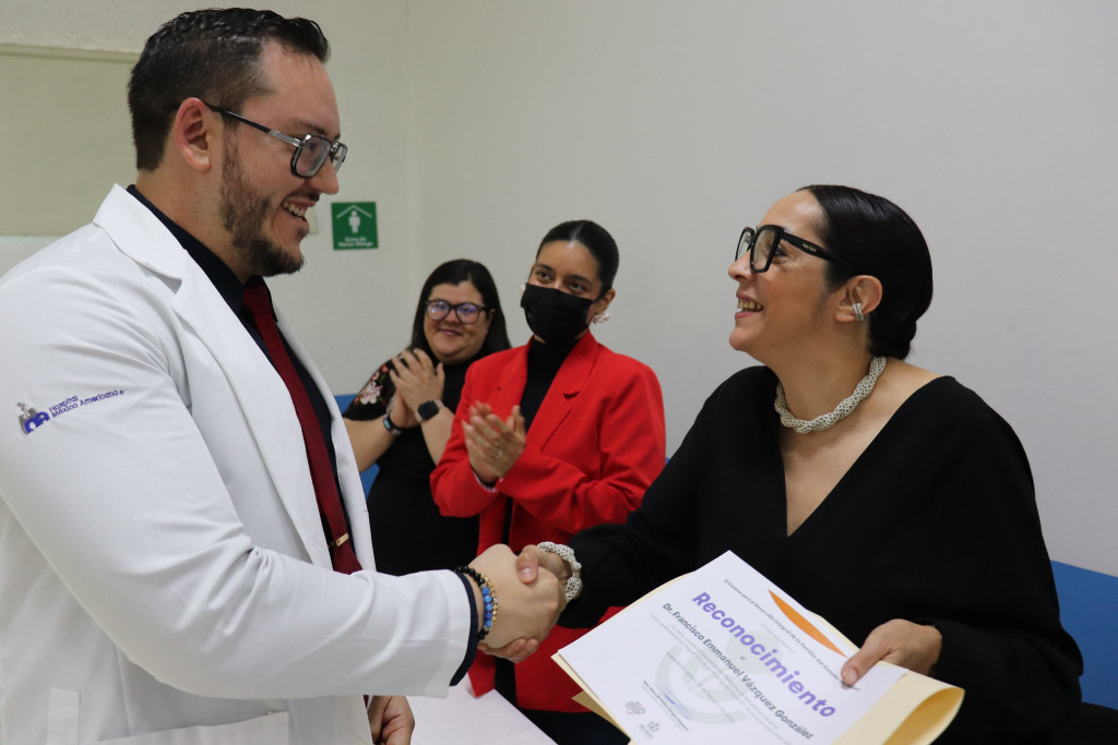 Entrega de reconocimiento a egresado en manos de la Directora General