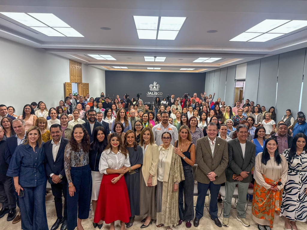 foto oficial con autoridades y asistentes en salon principal de Casa Jalisco