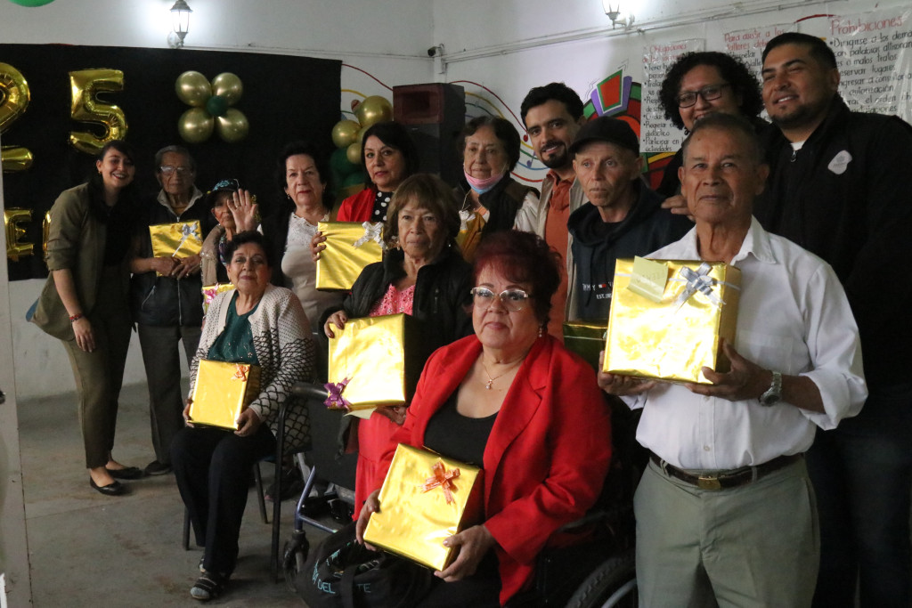 Autoridades de DIF Jalisco y residentes disfrutando del 25 aniversario del Centro de Día Eduardo Montaño Sahagún