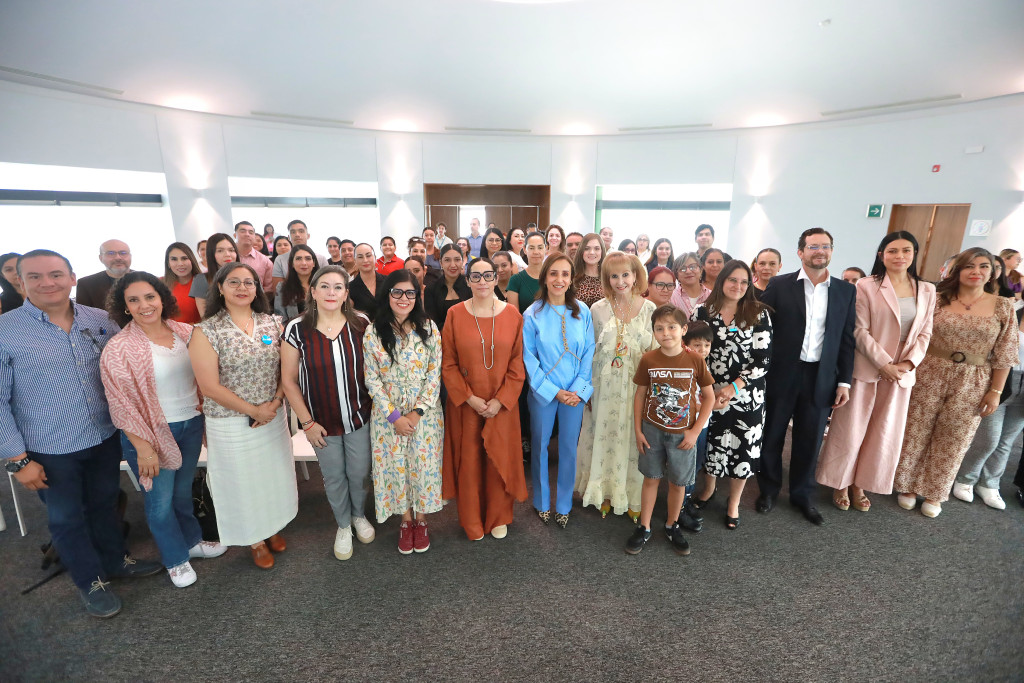 Foto oficial de autoridades y asistentes