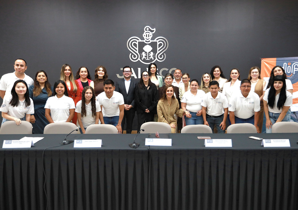 Foto oficial de autoridades junto a Agentes de Proteccipon Infantil, al fondo se observa el escudo de Jalisco