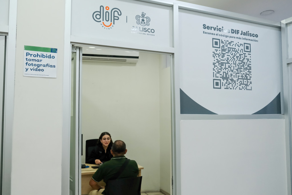 Vista exterior del módulo con la puerta abierta dode se observa a una trabajadora social atendiendo a una persona