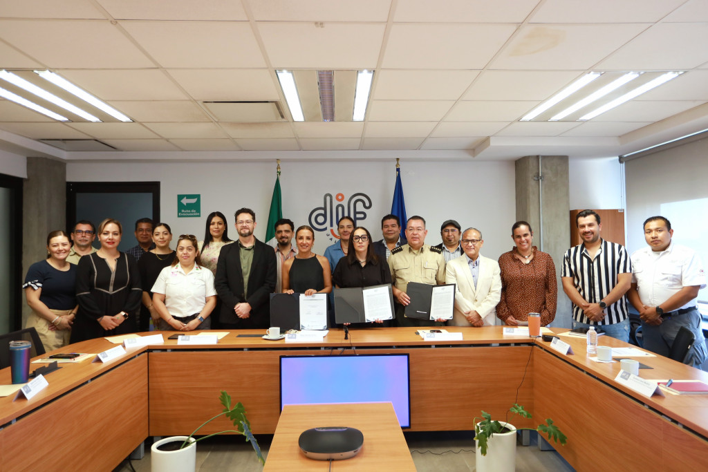 Maye Villa de Lemus, Presidenta de DIF Jalisco junto a los integrantes del Comité Estatal de Atención a Población Vulnerable en Condiciones de Emergencia 2026