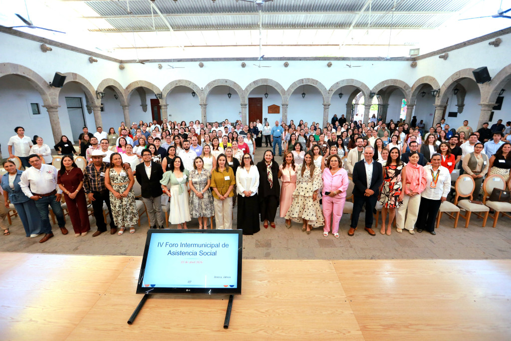 Autoridades de DIF Jalisco y participantes del IV Foro Intermunicipal de Asistencia Social