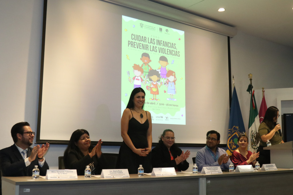 Procuradora de Protección de Niñas, Niños y Adolescentes junto a autoridades del presidium