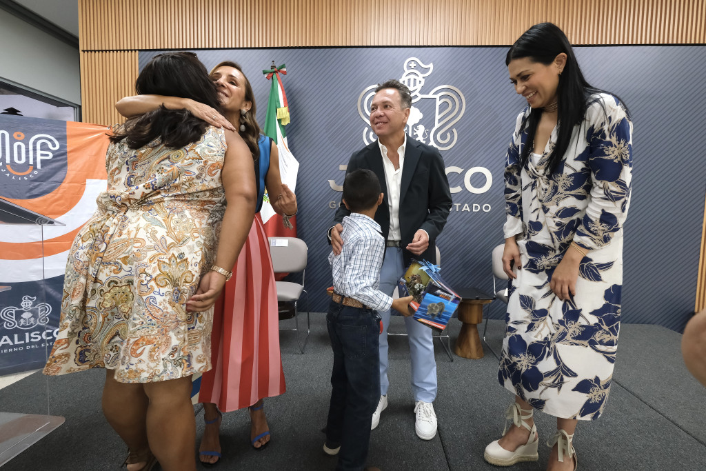 Pablo Lemus, Gobernador de Jalisco, Maye Villa, Presidenta del Sistema DIF estatal y Sandra Trelles, Procuradora de la PPNNA el tercer encuentro de integración de familias adoptivas