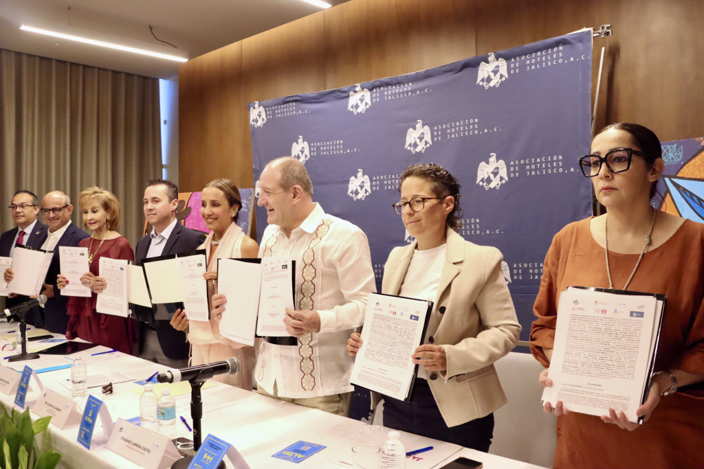 Autoridades Estatales, empresarios hoteleros y de la UNICEF en la firma de convenio para proteger a las infancias ante el Mundial de Futbol 2026